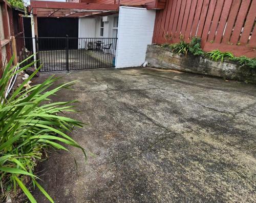 ทางเข้า, Abode for Two and a Few Paws in มิรามาร์