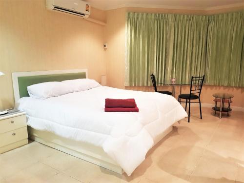 Jomtien Thip Condotel - Sleeps 2 Beachside