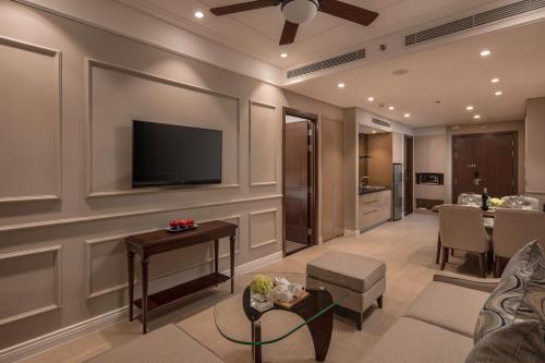 Classic One-Bedroom Apartment with King Bed image 4