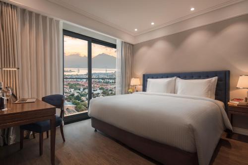 Classic One-Bedroom Apartment with King Bed image 1