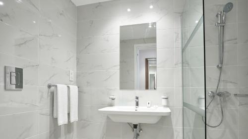 Double or Twin Room with Side Sea View image 9
