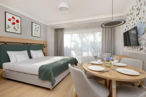 1 queen bed, 1 sofa bed
