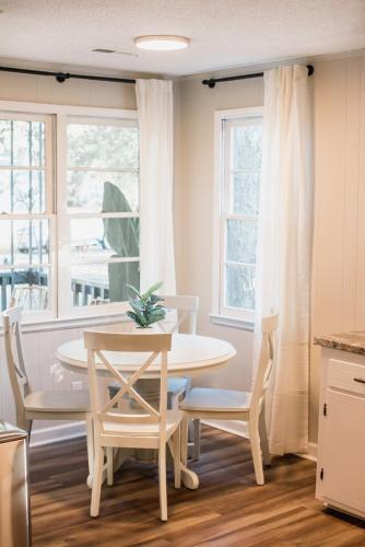Central Location, Pet Friendly Fenced Backyard! in Charleston, USA