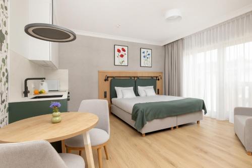 1 queen bed, 1 sofa bed