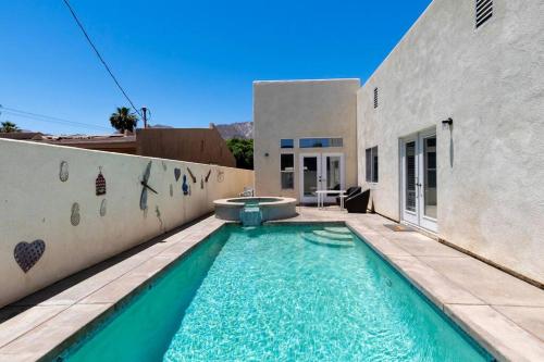 Brand NEW Oasis Smart TVs Pool Hot Tub Mins to Palm Spring in La Quinta, USA
