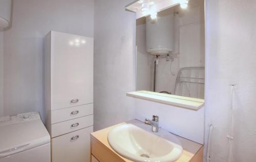 Vannas istaba, 2 Bedroom Stunning Home In Burzet in Burzet