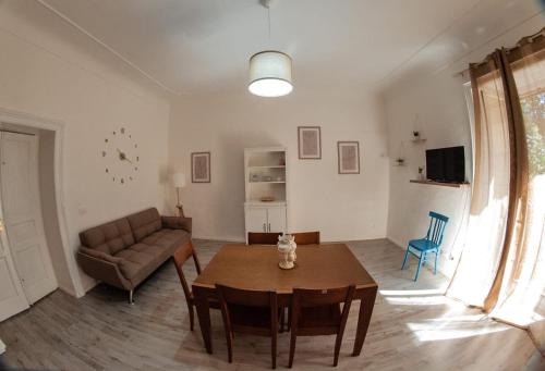 Tesis özellikleri, Al Quarantuno in Caltagirone