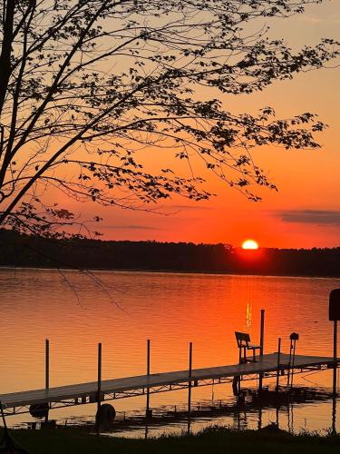 Family-Friendly 5BR House by the Lake in Wautoma, USA
