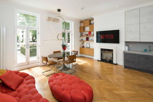 Luxury 2BD Apartment in Holland Park - image 3