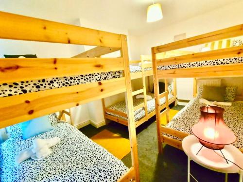 Liverpool 4 Bed Home Sleeps 18 Free Parking, Liverpool (photo 2)