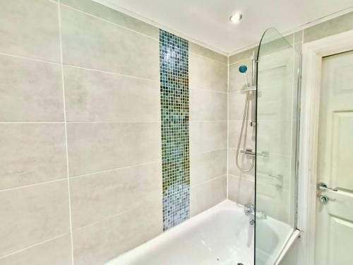 Liverpool 4 Bed Home Sleeps 18 Free Parking, Liverpool (photo 3)