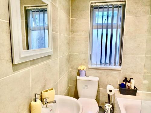 Liverpool 4 Bed Home Sleeps 18 Free Parking, Liverpool (photo 8)