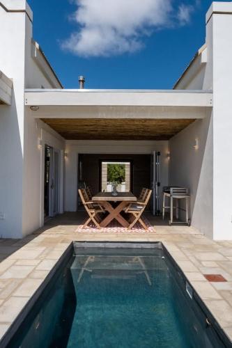 泳池, Spacious Post-and-Beam Marvel in quiet McGregor in 麥格雷戈