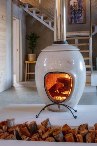 Spacious Post-and-Beam Marvel in quiet McGregor in 麥格雷戈