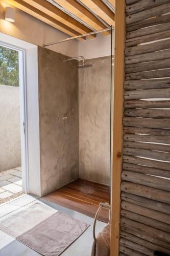 淋浴間, Spacious Post-and-Beam Marvel in quiet McGregor in 麥格雷戈