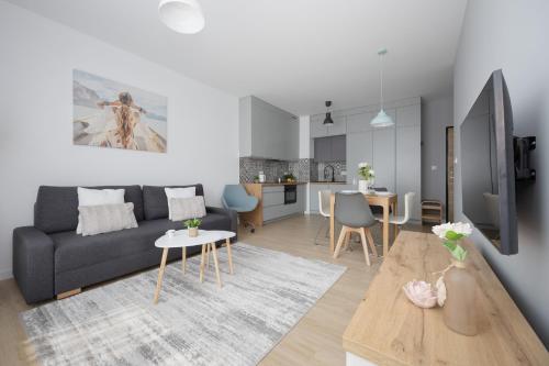 Metro Targówek One Bedroom Apartment for 4 with Furnished Balcony by Noclegi Renters, Varsavia