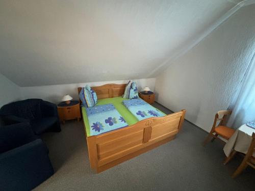 1 queen bed, 3 twin beds