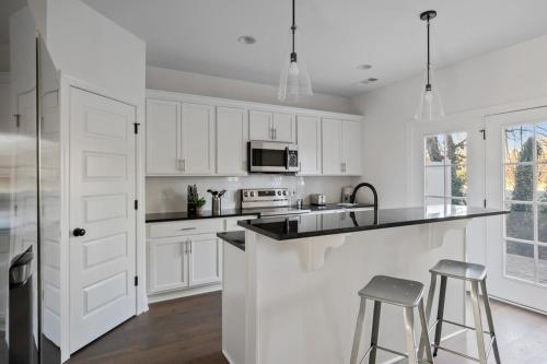 1 King 1 Queen 2 Double Garage Washer & Dryer in Nashville, USA