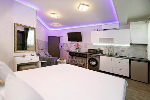 Deluxe 3 Studio City Center 5