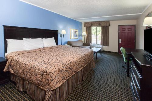 Days Inn by Wyndham Norman - image 8