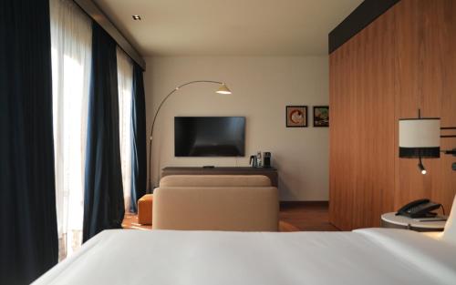 Corner King Room image 1