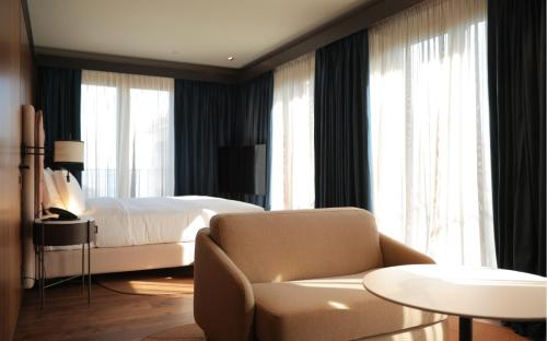 Corner King Room image 2