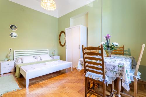 Traditional Dalmatian apt 3 min walk to beach, Split (photo 9)