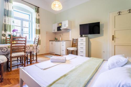 Traditional Dalmatian apt 3 min walk to beach, Split (photo 7)