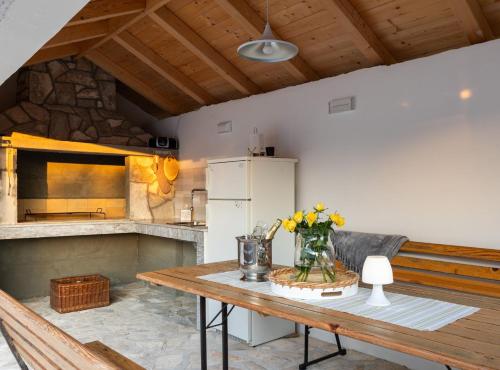 virtuve, Villa Source with Private Pool in Pridvorje