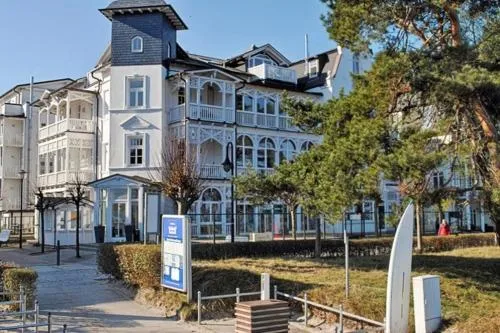 Strandvilla Aegir mit Ostseeblick und Strandkorb am Strand in Binz, Deutschland