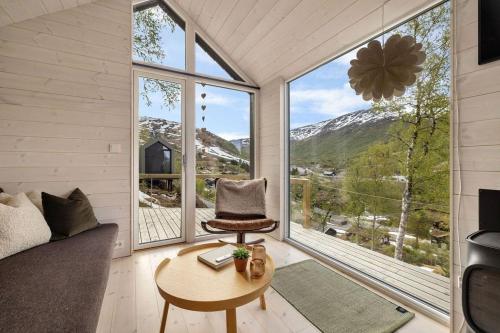 Tiny Mountain Cabin I, Stranda