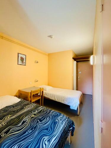 2 twin beds