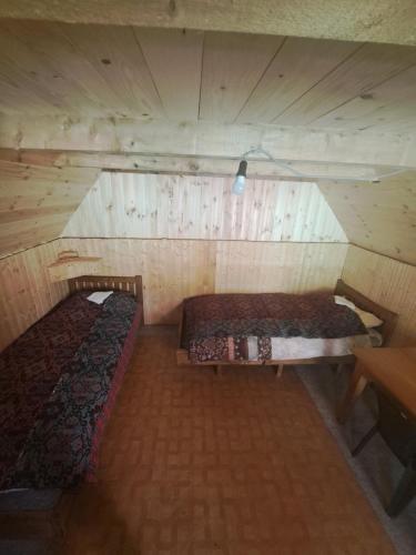 1 queen bed, 2 twin beds