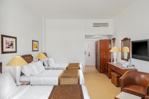 3 twin beds