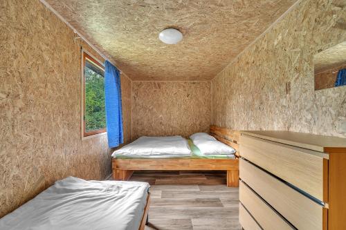 2 bedrooms, 6 beds