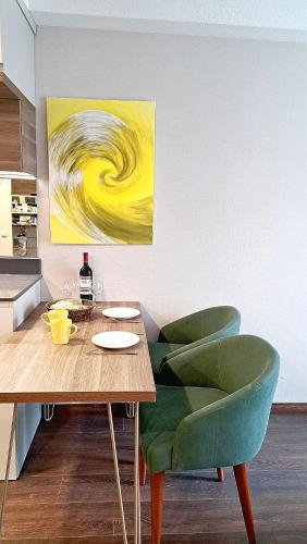 Windham Delux Sunny Apartment - Tap to explore photos