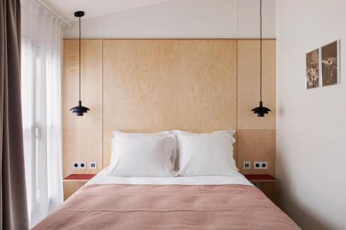 Standard Double Room image 6