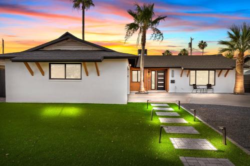 Capacious 4 Br Exclusive Haven With Private Pool