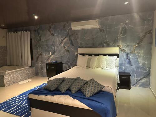 Deluxe Double Room with Bath image 4