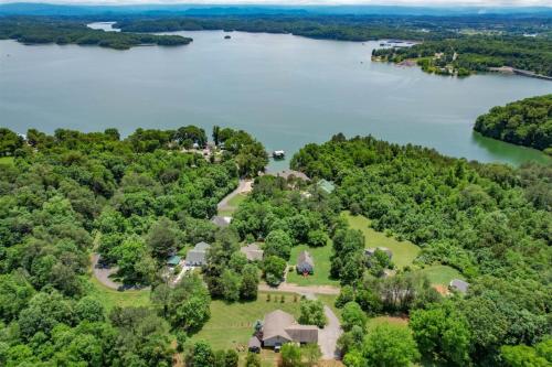 Mountain View Lake House Hot Tub, Home Theater, Game Room, Fire Pit, Pet Friendly