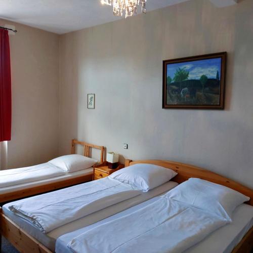 1 king bed, 1 twin bed