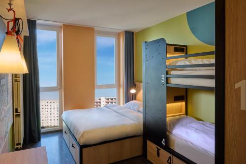 1 queen bed, 2 bunk beds