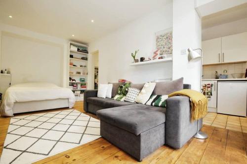 Charming West London Studio Your Urban Oasis, Лондон