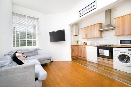 minimalist 3-bedroom flat in Brixton
