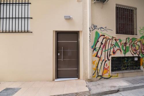 Athens Center Apt with Backyard by Hestia Properties, Athen