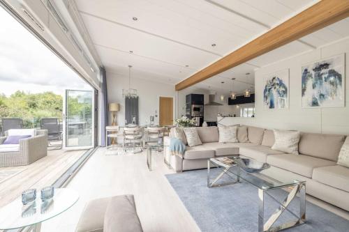 Luxury Lodge with Hot Tub in Windsor Marina - By Tempstay, Windsor