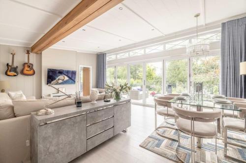 Luxury Lodge with Hot Tub in Windsor Marina - By Tempstay, Windsor (photo 3)