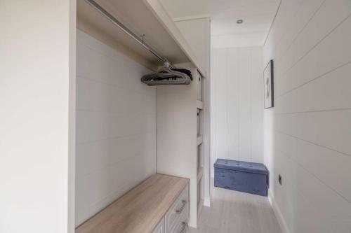 Luxury Lodge with Hot Tub in Windsor Marina - By Tempstay, Windsor (photo 4)