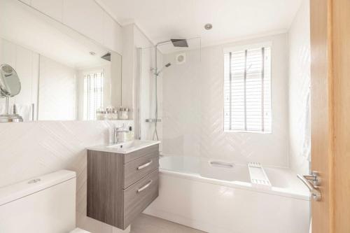 Luxury Lodge with Hot Tub in Windsor Marina - By Tempstay, Windsor (photo 5)