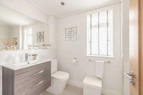 Luxury Lodge with Hot Tub in Windsor Marina - By Tempstay, Windsor (photo 6)